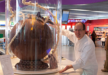 Wereldbol van chocolade op Schiphol