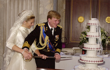 The King and the Queen are cutting the wedding cake