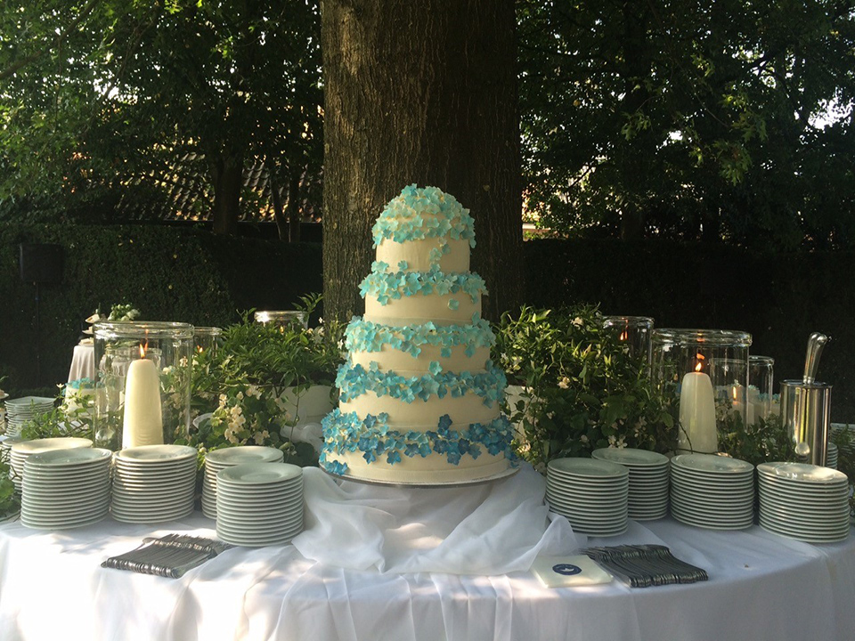 Exclusive weddingcake with flowers of sugar for 250 guests